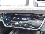 プラズマクラスター付きオートエアコンです。運転席側と助手席側とで違う温度調整が可能です。