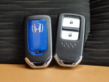 【スマートキー】 かばんやポケットに携帯するだけで、ドアの開け閉め・エンジンの始動が可能です。荷物が多くて手がふさがっている時などとても便利です。