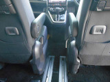 フロントシート背面には後席専用のUSB端子を完備。タブレットなどを使用できるので長距離ドライブも快適です。