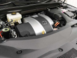 2GR-FXS型 3.5L V型6気筒エンジンと交流電動機のハイブリッドシステムを搭載、駆動方式は4WDです。