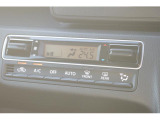 フルオートエアコン☆エアコンのように温度を設定するだけの簡単操作☆設定した温度に合わせて自動で風量や吹き出し口の調節をしてくれますよ☆これで、車内も快適〇