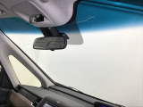 ハーフシェイドフロントウインドウ【Fガラス上端の青色透かし】を装備しています。広いフロントガラスで視界を確保しつつ眩しさを抑えます、有と無しでは大違いです。