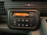 車内の温度を快適に調整するオートエアコンが装備されております。