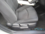 運転席側からの前席ビューです。座席の上下もできるシートアジャスター付きです。