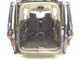 開口部も広く荷物の積み下ろしもしやすいお車となっております。また、床下にも収納スペースがあります。