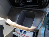運転席ドリンクホルダー☆四角の形で500mlの紙パックドリンクも入れることができますよ☆ヘンリーボーン柄なのが、ポイント高い!