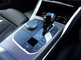 BMWの電子式シフトレバーはシンプル設計で非常に使いやすいです。