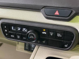 【Hondaスマートキー】カバンやポケットに入れたままでもドアの施錠・解錠が可能なスマートキーを装備。エンジンのオン・オフ時もカギを取り出す必要が無いからとっても便利です♪