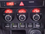 左右独立した温度設定が出来るオートエアコンで車内はいつでも快適!