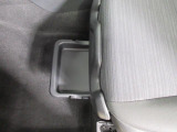 助手席のシートの下にも、小物入れが付いています。