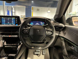 新しいアイコン3D i-Cockpitを採用。運転席に向いて設計され視認性や操作性が向上。