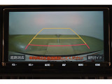 バックガイドモニターは、車両に取り付けたバックカメラの映像を表示させることで、駐車時などの後退操作を補助する装置です。