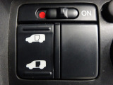 運転席からもスライドドアをボタン操作でスピーディーに開閉できます!またスマートキーでも操作できるので便利です。