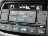 左右独立エアコン☆運転席と助手席で別々の温度設定ができ快適です☆