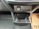 運転席と助手席の間に横幅CDケースサイズの小物入れ付き