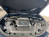 直列6気筒BMWツインパワー・ターボ・エンジン。出力210kW〔286ps〕/4000rpm(カタログ値)、トルク650Nm〔66.3kgm〕/1500-2500rpm(カタログ値)♪