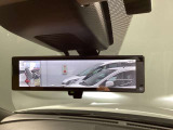 車両後方のカメラ映像をミラー面に映し出すインテリジェントルームミラー、社内の状況や天候などに影響されずにクリアな後方視界が得られます。