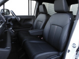 前席はインパネシフブが採用されており、運転席と助手席の足元が繋がって左右に行き来がしやすくとても便利です。