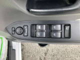 パワーウィンドウの操作ボタンです。運転席から4ヵ所のパワーウィンドウの開閉が可能です!