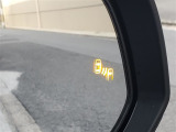 {ブラインドスポットモニター}隣の車線を走る車両をレーダーで検知し、ドアミラーに搭載されたLEDインジケーターが点灯し注意を喚起してくれます。