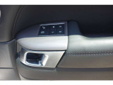 運転席・助手席には3名分のシートメモリーが備わっています。ボタン1つでお好みのシート位置へ変更が可能です!