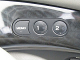 運転席の前後スライド/リクライニング/高さ(前・後部)の設定など、2名分記憶・呼び出し可能です。DRIVER1と2のキーを判別し、記憶した位置に自動調節する機能付き。
