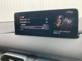 リアバンパー内側に設置したレーダーで隣車線上の側方および後方から接近する車両を検知すると、検知した側のドアミラーの鏡面に備えたインジゲーターの点灯で通知。さらにウィンカーを操作すると警告音で警告。