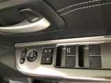 運転席から全席のパワーウィンドウ操作ボタンもあり快適です。