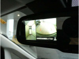 ルームミラー左隅には車体の前後左右のカメラで映し出された画像を合成して映し出すアラウンドビューモニターが内蔵されています。