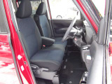 運転席&助手席   運転席にはシートリフター(高さ調整機能)付きなので身長に関係なく運転しやすいポジションがとれます。 中央部にはアームレスト装備。