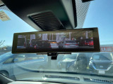 スマートルームミラー:車両後方にあるカメラの映像を映し出します。乗員・ヘッドレスト・荷物などでさえぎられがちな後方視界を確保です。