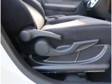 【機能】運転席シートには上下調節が可能なシートアジャスターが付いています。
