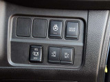 運転席右側にはステアリングヒーター、ドライブモード切替、両側オートスライドドア、ハンズフリーオートスライドドアのスイッチが有ります。
