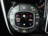 簡単操作で車内を快適、適切な温度にしてくれるオートエアコン。更に左右独立の温度設定が可能です。