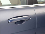 キーレスエントリー搭載。キーを持ったままドアノブを握れば自動で開錠〜エンジン始動までスマートに操作が可能です。ロック時はドアのセンサー部に軽く触れるだけで施錠されます。