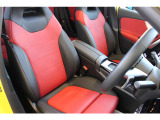 AMGレザーエクスクルーシブパッケージ装備、クラシックレッド/ブラックの本革シートとなります。運転席、助手席共にメモリー付パワーシート、シートヒーター付きとなります。