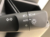 周りの明るさに応じて点灯するオートライト。ワンタッチターンシグナル機能付き方向指示器になっています。レバーはターン位置で固定されず、手を離すと元の位置に戻ります。