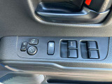 ドアミラーの角度は、備え付けのスイッチで調節可能です。手軽にワンタッチ操作OK!