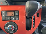 【オートエアコン】一度温度設定すれば、車内の温度を検知し風量や温度を自動調整。 暑いや寒いと何度もスイッチ操作をする必要がありません。快適な車内空間には必須の機能ですね♪