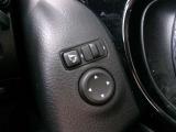 「電動格納ドアミラー」ボタンでミラーの角度調整・開閉が可能です