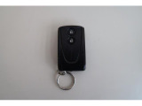 キーフリーシステムで電子カードキーを携帯していればリクエストスイッチを押すだけでドアロックを施錠・解錠できます。