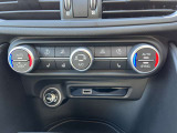 左右独立型オートエアコンなので、運転席側と助手席側で温度を変えることができ、快適な温度に調節可能です!