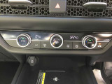 運転席と助手席で温度を調整できるデュアルエアコン装着