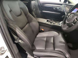 シート表皮には上質なパーフォレーテッド・ファインナッパレザーを使用 運転席・助手席にはマッサージも備わります。