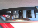 パワーウィンドウのスイッチです。 運転席にいながら助手席や後席の窓を開け閉めできるので、大変便利です。