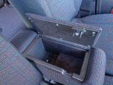 運転席アームレストにもフタ付きの収納ボックスをセット。
