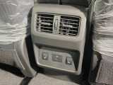 【前席+後席シートヒーター】寒い日に重宝するシートヒーターを後席にも装備!エアコンより早く温まってくれるので寒がりの人も安心ですね♪エアコンの温風は乾燥するから苦手、という方にもをおすすめです。