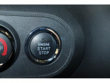 エンジンスイッチ 電子カードを携帯し、ブレーキを踏みながらボタンを押すだけで、エンジンをかけることができます