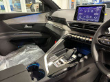 プジョーのアイコン i-Cockpitを採用。運転席に向いて設計され視認性や操作性が向上。