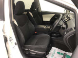 特別仕様車専用シートは、ファブリック×合成皮革のコンビネーションシート!アクセントとしてホワイトステッチやシート肩口にホワイト合成皮革を使用した、スタイリッシュなシートになっています。
